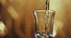 人到中年，为什么都喜欢喝点白酒？
