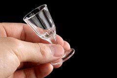为什么酱香型白酒可以实现空杯留香的现象?