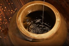 “酒体发黄就是老酒”“挂杯就是好酒”？